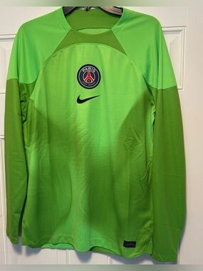 Nike men’s med Paris soccer shirt- nwt